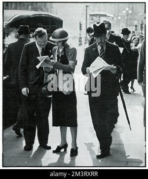 Guardiano donna e uomo che si riunisce per strada, settembre 1939 Foto Stock