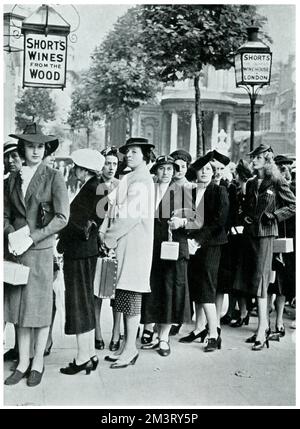 Donne in coda per i posti dell'aeronautica ausiliaria, settembre 1939 Foto Stock