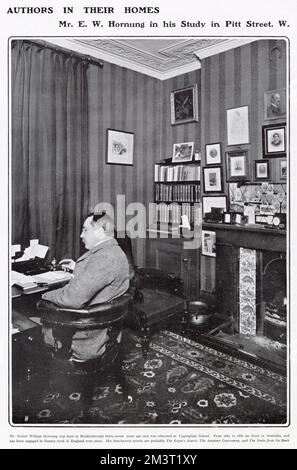 Ernest William Hornung (1866 - 1921), scrittore inglese, creatore di 'Raffles', il ladro gentleman. Nella foto, seduto alla scrivania nel suo studio a casa sua a Pitt Street, Londra. Parte di una lunga serie in The Tatler raffigurante scrittori nelle loro case. Foto Stock