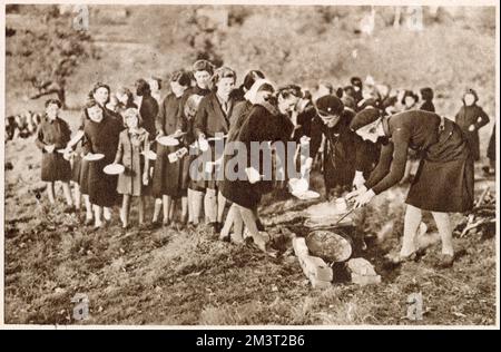 Membri del Servizio Internazionale della Guida, provando la preparazione di massa del cibo e servendo all'aria aperta. Il Servizio Internazionale della Guida ha fornito volontari per lavorare nei campi di soccorso in Europa durante la seconda guerra mondiale. Foto Stock