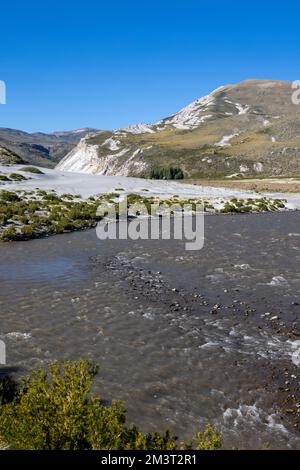 Paesaggio con dune e aree sabbiose a Paso Vergara - attraversando il confine dal Cile all'Argentina durante il viaggio in Sud America Foto Stock
