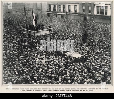 Riunione di massa in Sackville Street (ora o'Connell Street), Dublino, Irlanda - discorso del Presidente della Repubblica irlandese Eamon de Valera (1882-1975) - denuncia del governo provvisorio. Foto Stock