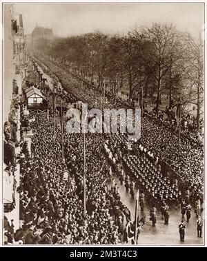 Una fotografia che riflette le enormi folle che si sono radunate a Londra per vedere la processione funeraria di re Giorgio V. si stima che tra uno e tre milioni di persone abbiano visto la processione (o almeno tentato di farlo). Scena in Piccadilly mostra la pressione della folla costringendo le truppe che fiancheggiano la strada in un rigonfiamento definito. Foto Stock