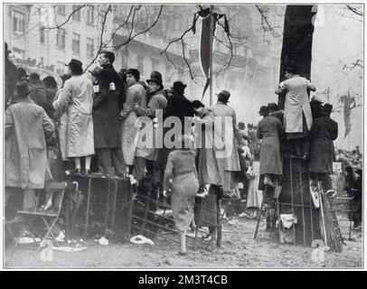 Funerale di George V - folla lungo Green Park che cerca di vedere Foto Stock