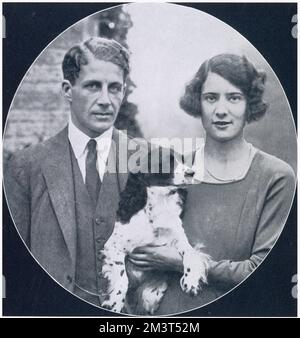 David Bowes-Lyon, fratello della Duchessa di York (Regina Elisabetta, la Regina Madre), ha illustrato con il suo fidanzato, Rachel Spender-Clay dopo l'annuncio del loro impegno nel 1928. Foto Stock