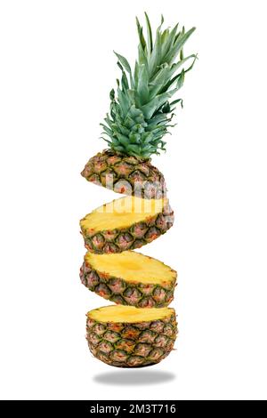 Fettine di ananas fresche e mature, isolate su sfondo bianco. Primo piano Foto Stock