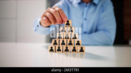 Blocchi di impilamento delle linee di associazione. Concetto di reclutamento della leadership nelle risorse umane Foto Stock