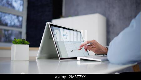 Estratto conto online della fattura digitale e su notebook ibrido Foto Stock