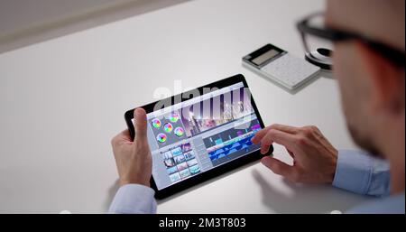 Editor video o Designer che utilizza il software di editing Tech sul tablet Foto Stock
