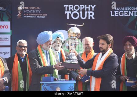 Nuova Delhi, India. 16th Dec, 2022. Ministro degli Affari Giovanili e dello Sport, Anurag Singh Thakur solleva il World Cup Trophy - 2023 per l'Hockey con alcuni dei veterani della squadra indiana dopo aver svelato il trofeo che è arrivato a Nuova Delhi venerdì 16 dicembre 2022. (Foto di Sondeep Shankar/ Pacific Press) Credit: Pacific Press Media Production Corp./Alamy Live News Foto Stock