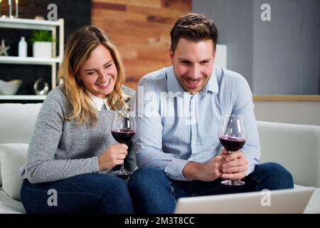 Degustazione virtuale di vini con laptop. Festa online e bevande Foto Stock