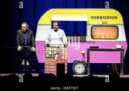 AMSTERDAM - Marcel van Roosmalen e Gijs Groenteman durante l'ultima esecuzione del loro spettacolo teatrale De Pannekoekencaravan in AFAS Live. ANP RAMON VAN FLYMEN olanda fuori - belgio fuori Foto Stock