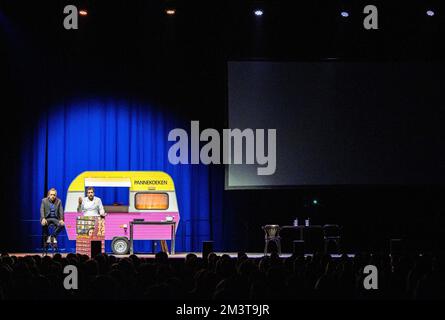 AMSTERDAM - Marcel van Roosmalen e Gijs Groenteman durante l'ultima esecuzione del loro spettacolo teatrale De Pannekoekencaravan in AFAS Live. ANP RAMON VAN FLYMEN olanda fuori - belgio fuori Foto Stock