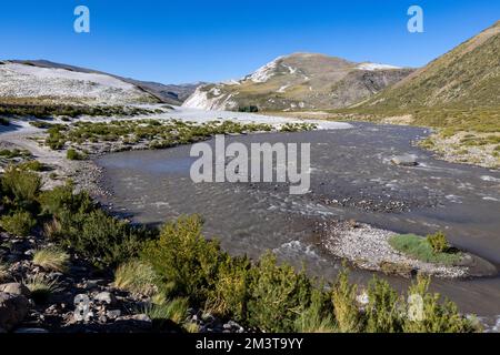 Paesaggio con dune e aree sabbiose a Paso Vergara - attraversando il confine dal Cile all'Argentina durante il viaggio in Sud America Foto Stock