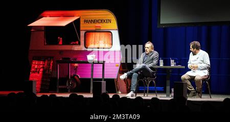 AMSTERDAM - Marcel van Roosmalen e Gijs Groenteman durante l'ultima esecuzione del loro spettacolo teatrale De Pannekoekencaravan in AFAS Live. ANP RAMON VAN FLYMEN olanda fuori - belgio fuori Foto Stock