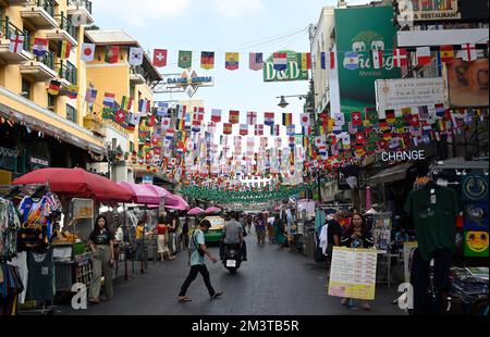 Una vista generale che mostra le bandiere dei paesi internazionali sopra la strada. Vita quotidiana nella famosissima Khao San Road di Bangkok alloggio turistico per backpacker, shopping e area di intrattenimento a Bang Lamphu, quartiere Phra Nakhon. Foto Stock