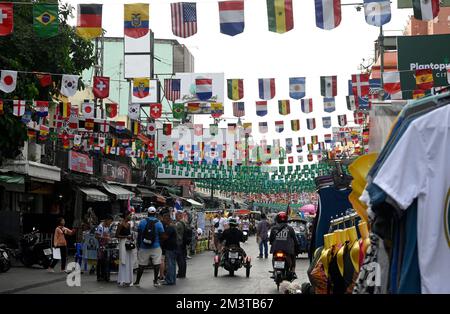 Una vista generale che mostra le bandiere dei paesi internazionali sopra la strada. Vita quotidiana nella famosissima Khao San Road di Bangkok alloggio turistico per backpacker, shopping e area di intrattenimento a Bang Lamphu, quartiere Phra Nakhon. Foto Stock