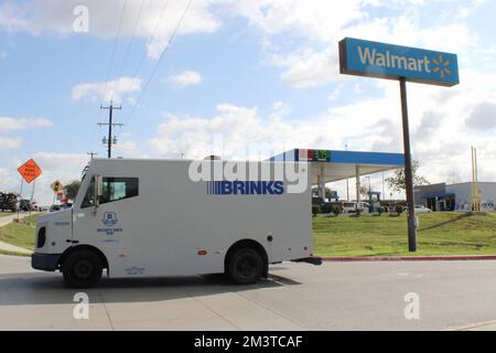 San Antonio, Stati Uniti. 16th Dec, 2022. Un camion Brinks parte da un parcheggio Walmart al 7239 SW Loop 410 a San Antonio, Texas, USA, il 16 dicembre 2022. Il Brink's è ben noto per i suoi camion blindati che vengono utilizzati per trasportare denaro e merci di valore. (Foto di Carlos Kosienski/Sipa USA) Credit: Sipa USA/Alamy Live News Foto Stock