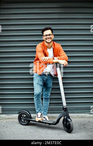 coppia giovane scooter elettrico città trasporto equitazione tecnologia lifestylestreet amico guida moderno Foto Stock