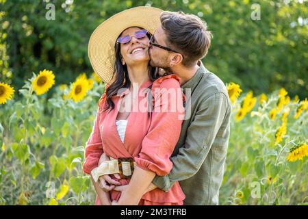 Coppia romantica innamorata in un campo di girasoli, San Valentino concetto Foto Stock