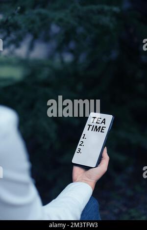 Scrittura con visualizzazione del testo Tea Time. Idea di affari il tempo nel pomeriggio in cui alcune persone mangiano un piccolo pasto Foto Stock
