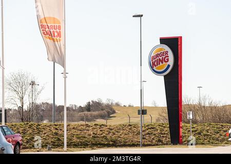 Gothenburg, Svezia - 03 2022 aprile: Burger King segno su un pilone da un ristorante Foto Stock