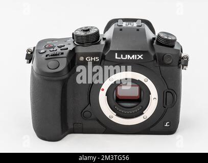 Gothenburg, Svezia - Maggio 21 2022: Foto di un prodotto da studio di un corpo di una fotocamera digitale senza mirrorless Panasonic GH5 Foto Stock