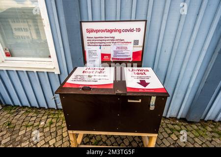 Varberg, Svezia - Luglio 04 2022: Drop box per l'invio di test Covid per l'analisi Foto Stock