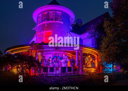Grande casa con luci di Halloween sul portico anteriore a Brooklyn NYC Foto Stock