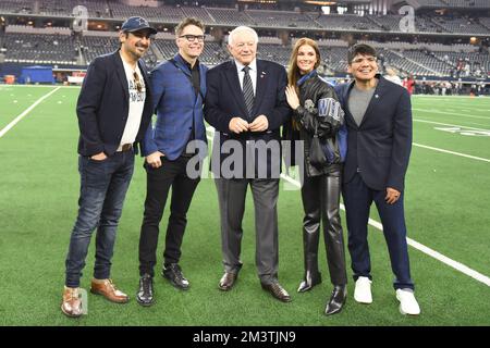 Arlington, Texas, Stati Uniti. 11th Dec, 2022. Produttore radiofonico di Nashville, EDDIE GARCIA, personalità radiofonica ON-air BOBBY BONES, proprietario di Dallas Cowboys, presidente, e direttore GENERALE JERRY JONES, CAITLIN ESTELL, E lo scrittore/produttore MIKE DEESTRO posa per una foto prima della partita di football della NFL tra gli Houston Texans e i Dallas Cowboys il 11 dicembre 2022 all'AT&T Stadium di Arlington, Texas. I Cowboys sconfissero i Texani 27-23. (Credit Image: © Tom Walko/ZUMA Press Wire) Foto Stock