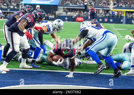 Arlington, Texas, Stati Uniti. 11th Dec, 2022. Houston Texans Running Back DAMEON PIERCE (31) segna un touchdown in un'immersione di 1 metri durante la partita di football tra gli Houston Texans e i Dallas Cowboys il 11 dicembre 2022 all'AT&T Stadium di Arlington, Texas. I Cowboys sconfissero i Texani 27-23. (Credit Image: © Tom Walko/ZUMA Press Wire) Foto Stock