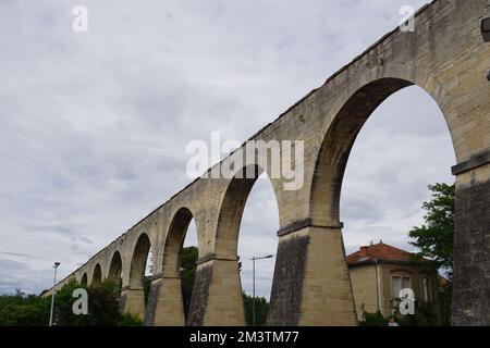 Paesaggio sulle colline meridionali delle alpi , Francia in primavera in una giornata di sole con un antico acquedotto in pietra Foto Stock