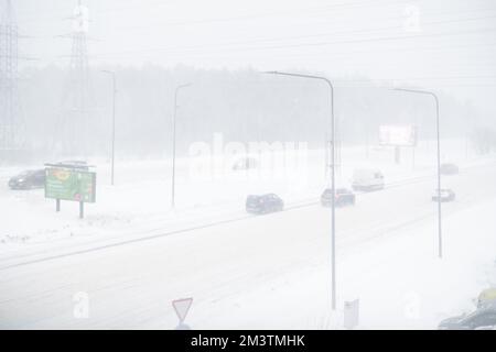 Tallinn, Estonia - 12 dicembre 2022: Condizioni meteorologiche difficili. Scarsa visibilità. Traffico pericoloso. Foto Stock