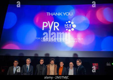 (L-R) Sriram Khattar, Amministratore Delegato, DLF Rental Business, Ambasciatore francese in India Emmanuel Lenain, Ajay Bijli, Presidente e Amministratore Delegato, kartik Aaryan, Kumar Bijli, Direttore Delegato congiunto, PVR Limited, Jocelyn Bouyssy, Amministratore delegato presso LE SALE DI GHIACCIO e Renaud Palliere, CEO, la Luxury Collection posa per le foto durante l'evento. PVR (Priya Village Roadshow Ltd) una catena di multiplex indiana Cinema lancia il primo e il primo film immersivo di fascia alta dell'India e dell'Asia Pacifico, 'ICE THEATER' al DLF Promenade Mall, Vasant Kunj a Nuova Delhi. Foto Stock