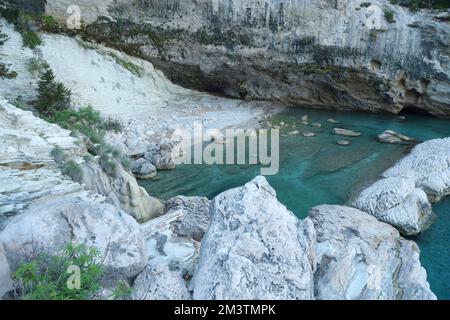 Viaggio in Turchia Egeo mare e rocce laguna paesaggio natura. Le grandi coste hanno oscillato sopra le acque blu profonde del mare. Posto di lusso per il chillout Foto Stock