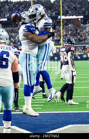 Arlington, Texas, Stati Uniti. 11th Dec, 2022. I Dallas Cowboys che corrono indietro EZECHIEL ELLIOTT (21) salta con Dallas Cowboys Offensive Tyler Smith (73) per celebrare il touchdown vincente con 41 secondi rimasti nel quarto trimestre della partita di football tra gli Houston Texans e i Dallas Cowboys il 11 dicembre, 2022 all'AT&T Stadium di Arlington, Texas. I Cowboys sconfissero i Texani 27-23. (Credit Image: © Tom Walko/ZUMA Press Wire) Foto Stock