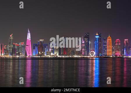 Impressioni da Doha/Qatar il 16 dicembre 2022. Skyline, grattacieli, West Bay, Corniche. Coppa del mondo di Calcio 2022 in Qatar dal 20,11. - Dalle 18.12.2022 alle Foto Stock