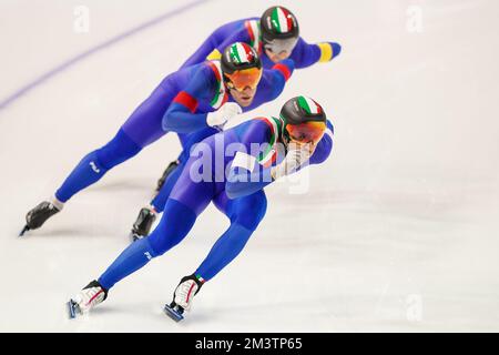 CALGARY, CANADA - 16 DICEMBRE: Francesco Betti d'Italia, David Bosa d'Italia e Alessio Trentini d'Italia in gara sul Team Sprint Men Divisione A durante la Coppa del mondo di skating veloce ISU 4 del 16 dicembre 2022 a Calgary, Canada (Foto di Andre Weening/Orange Pictures) Foto Stock