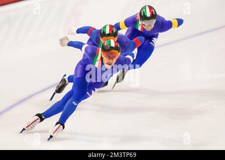 CALGARY, CANADA - 16 DICEMBRE: Francesco Betti d'Italia, David Bosa d'Italia e Alessio Trentini d'Italia in gara sul Team Sprint Men Divisione A durante la Coppa del mondo di skating veloce ISU 4 del 16 dicembre 2022 a Calgary, Canada (Foto di Andre Weening/Orange Pictures) Foto Stock