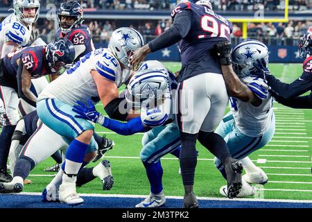 Arlington, Texas, Stati Uniti. 11th Dec, 2022. Dallas Cowboys running back EZECHIEL ELLIOTT (21) segna un touchdown per sigillare la vittoria per i Cowboys con blocco da parte della guardia dei Dallas Cowboys Connor McGovern (66) e Dallas Cowboys Offensive Tyler Smith (73) con 41 secondi nel gioco di calcio NFL tra gli Houston Texans e i Dallas Cowboys Il 11 dicembre 2022 all'AT&T Stadium di Arlington, Texas. I Cowboys sconfissero i Texani 27-23. (Credit Image: © Tom Walko/ZUMA Press Wire) Foto Stock