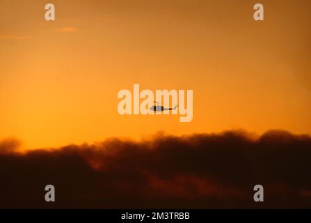 Elicottero che sorvola la nuvola di fumo da un fuoco Foto Stock