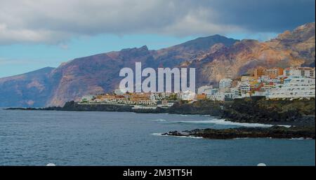 Oceano Atlantico le scogliere dei giganti di Los Gigantes al tramonto, Tenerife, isole Canarie, Spagna. Riva della città Puerto de Santiago. Foto Stock