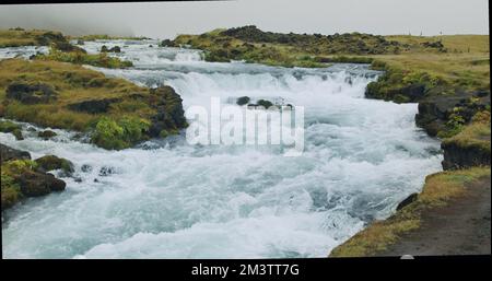 Cascate di Foss cascata con acqua blu in Islanda Foto Stock