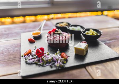 Cucina tradizionale polacca. Carne cruda. Tartaro di manzo affumicato servito in modo moderno. Ristorante concetto piatto. Foto di alta qualità Foto Stock