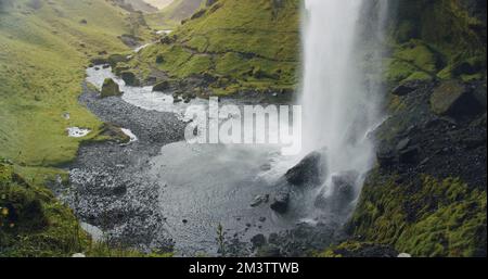 Bella cascata nascosta di Kvernufoss nella regione meridionale dell'Islanda Foto Stock