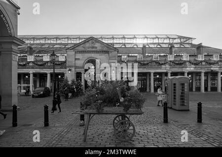 Vista del mercato di Covent Garden, una delle principali attrazioni turistiche di Londra, conosciuta per i suoi ristoranti, pub, bancarelle e negozi. Bianco e nero. Foto Stock