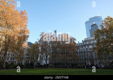 Vista sui giardini di Finsbury Circus. Creato nel 17th ° secolo, questo parco pubblico dispone di alberi maturi, tra cui un albero pagoda. Foto Stock