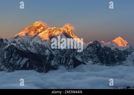 Tramonto mozzafiato sulla cima dell'Everest, vista dal passo di Renjo la. Splendida vista sulla valle di montagna piena di nuvole ricci. Spettacolare vetta innevata di Eva Foto Stock