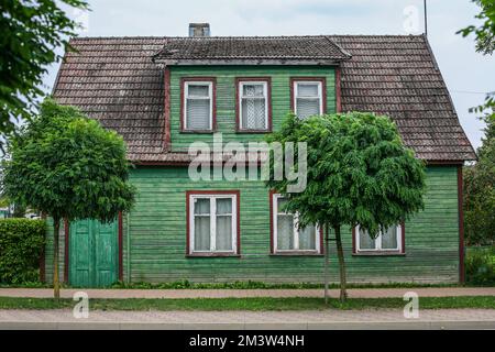 Una grande vecchia casa verde a Mazeikiai, Lituania. Foto Stock