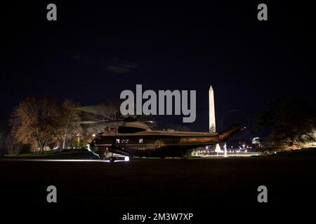Washington, Stati Uniti . 16th Dec, 2022. Marine One parte dal prato meridionale della Casa Bianca a Washington, DC venerdì 16 dicembre 2022. Foto di Bonnie Cash/Pool/Sipa USA Credit: Sipa USA/Alamy Live News Foto Stock